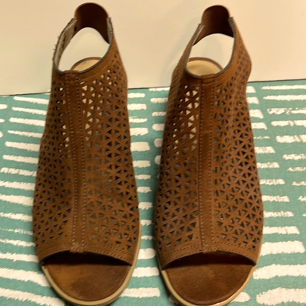 Brown/tan sandal with short thick heel